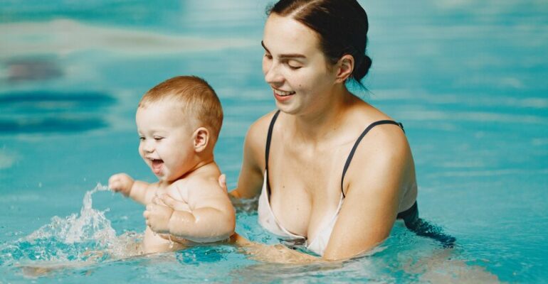 little-cute-baby-boy-mother-with-son-family-playing-water_1157-42255