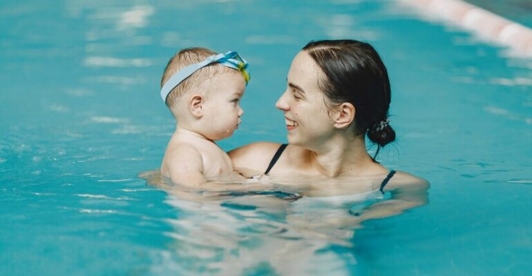 little-cute-baby-boy-mother-with-son-family-playing-water_1157-42291