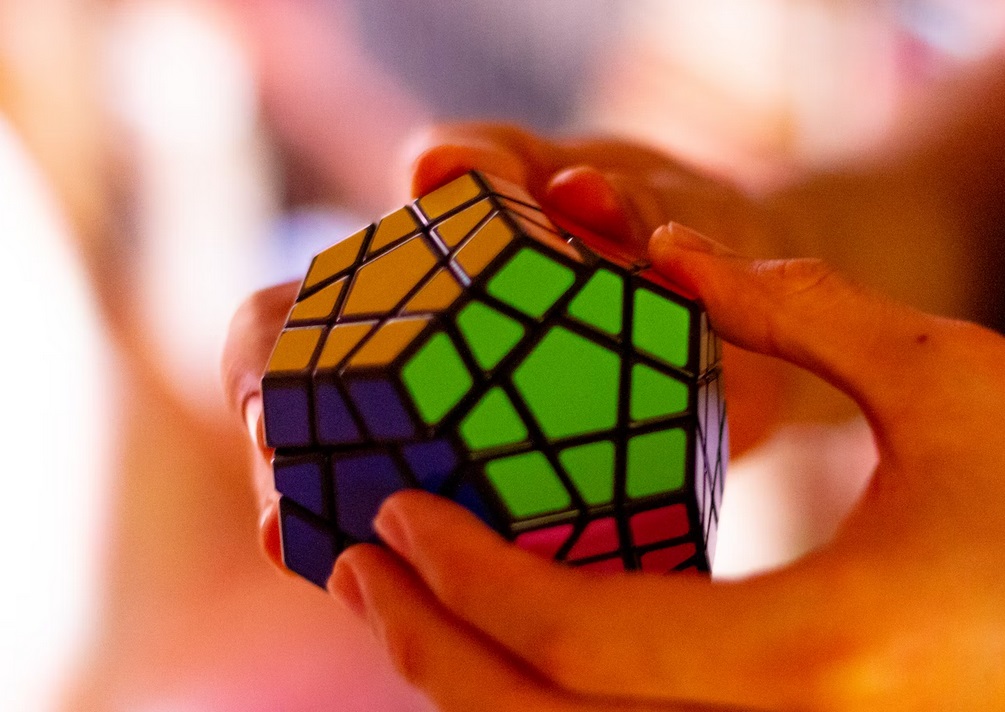 Кубик Рубика мегаминкс. Международный день головоломки. Светящийся кубик Рубика.
