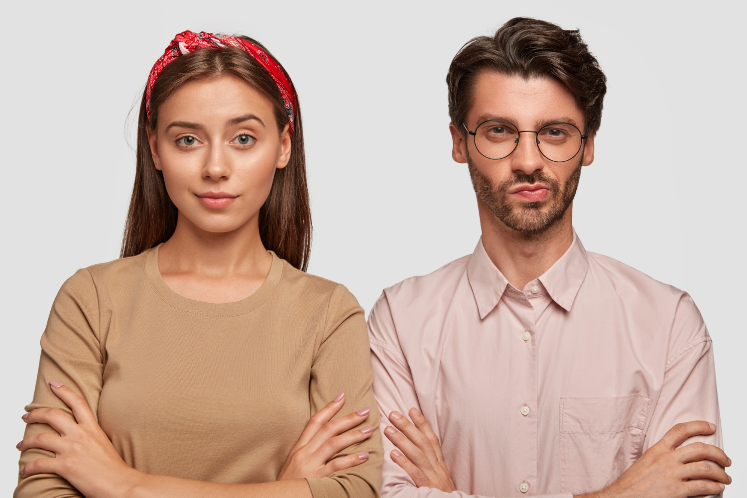 Pair work на прозрачном фоне. Цветные человечки на белом фоне. Две пары людей. Группа людей обнимаются. Разговор картинки на прозрачном фоне.